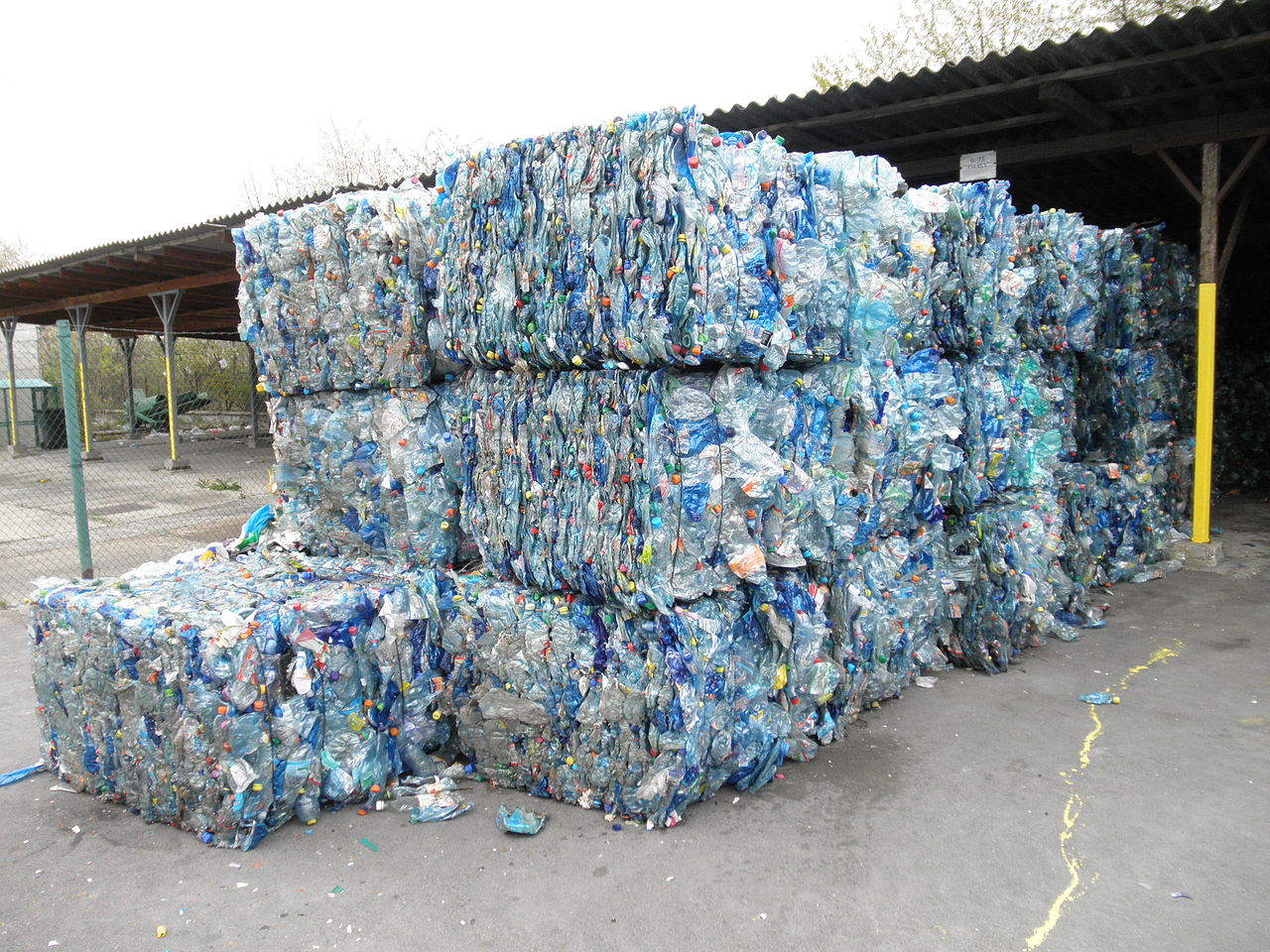 1280px Bales of PET bottles 3