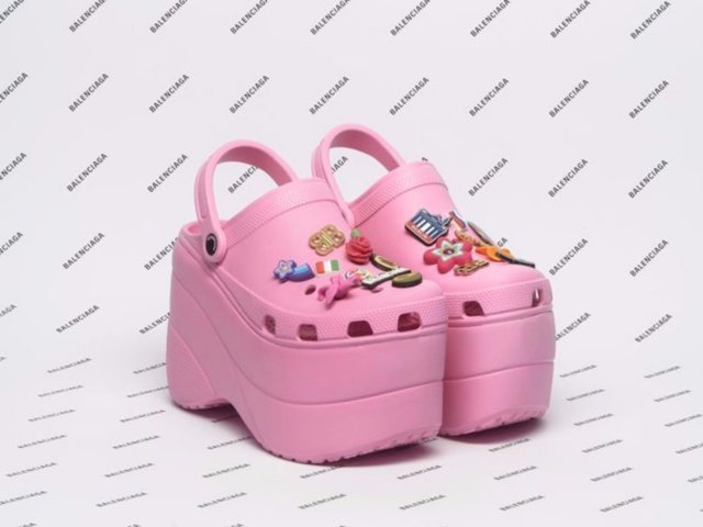 Balanciaga crocs