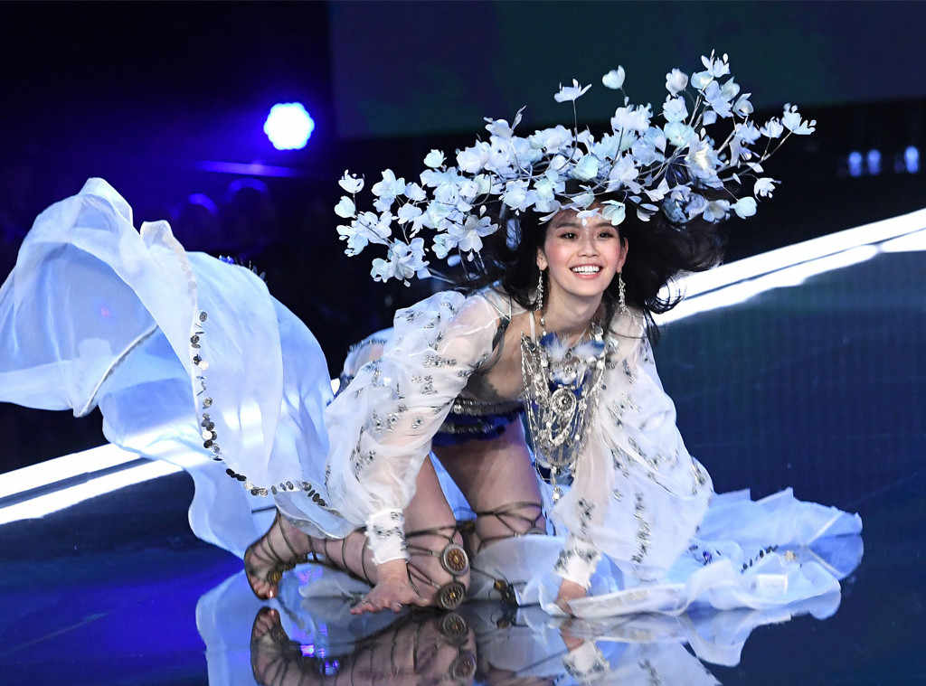 Ming Xi victoria secret fashion show 2017 fall 01