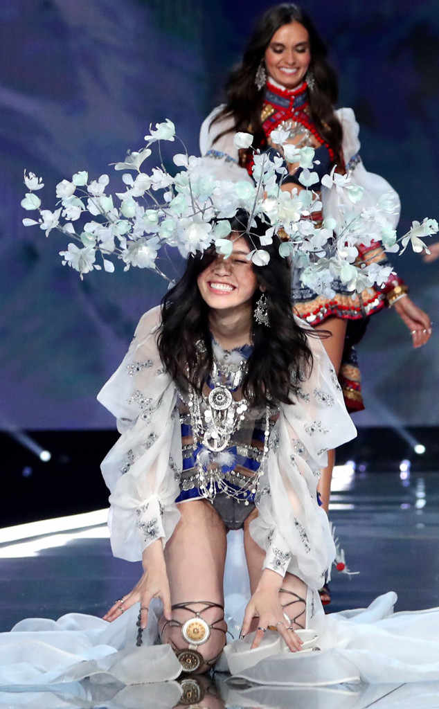 Ming Xi victoria secret fashion show 2017 fall 07