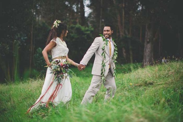 Stunning Traditional Hawaiian Wedding Maui Maka Photography Bridal Musings Wedding Blog 62 630x420