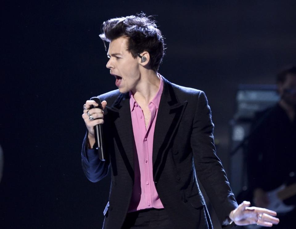 Harry Styles performs at Victorias Secret Fashion Show 2017