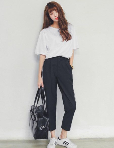 black and white tee min