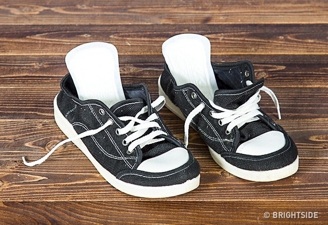 Sanitary pads help quickly dry shoes and get rid of odor min