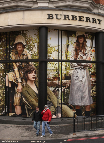 burberry burning clothes 03