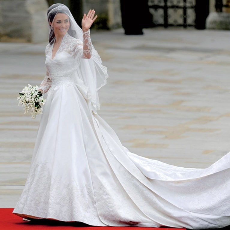 KATE MIDDLETONS WEDDING DRESS min
