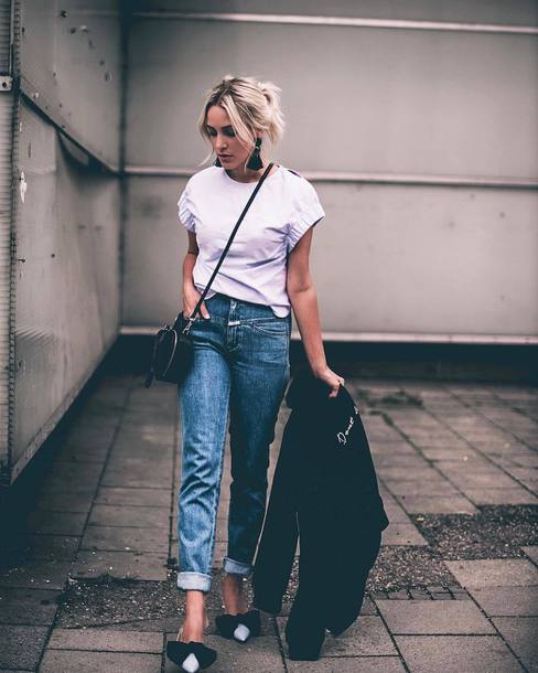 t shirt with white crossbody bag min