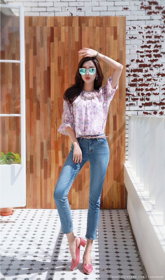 skinny jean with pink shoes min